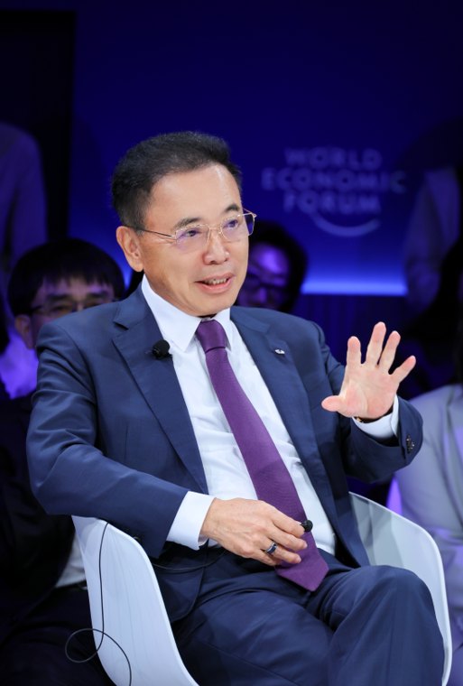 对话TCL李东生:AI应用“双线布局” 必须看到实际效益